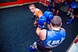 Блок при прямом ударе рукой на занятиях в группе по муай тай